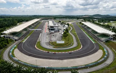 MotoGP, Marquez e Bezzecchi lanciano la sfida a Sepang: Martin torna in pista per il titolo