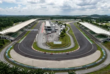 MotoGP, Marquez e Bezzecchi lanciano la sfida a Sepang: Martin torna in pista per il titolo