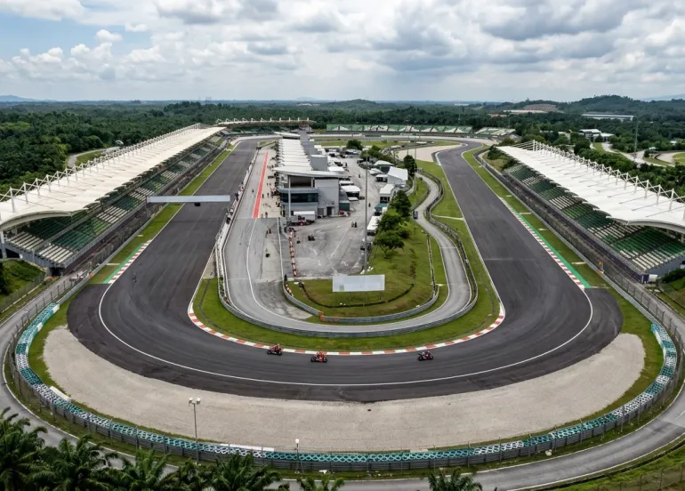MotoGP, Marquez e Bezzecchi lanciano la sfida a Sepang: Martin torna in pista per il titolo