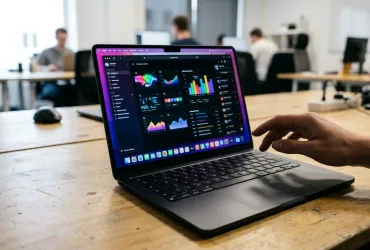 Apple lancia i nuovi MacBook Pro con display OLED e tecnologia touchscreen