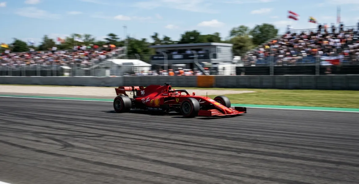 Hamilton indica la via per la Ferrari: motore prioritario per il 2027