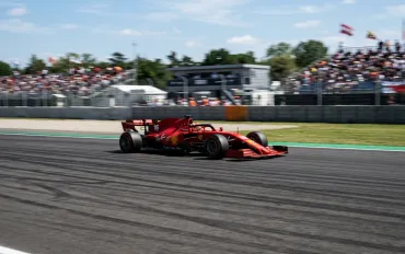 Hamilton indica la via per la Ferrari: motore prioritario per il 2027