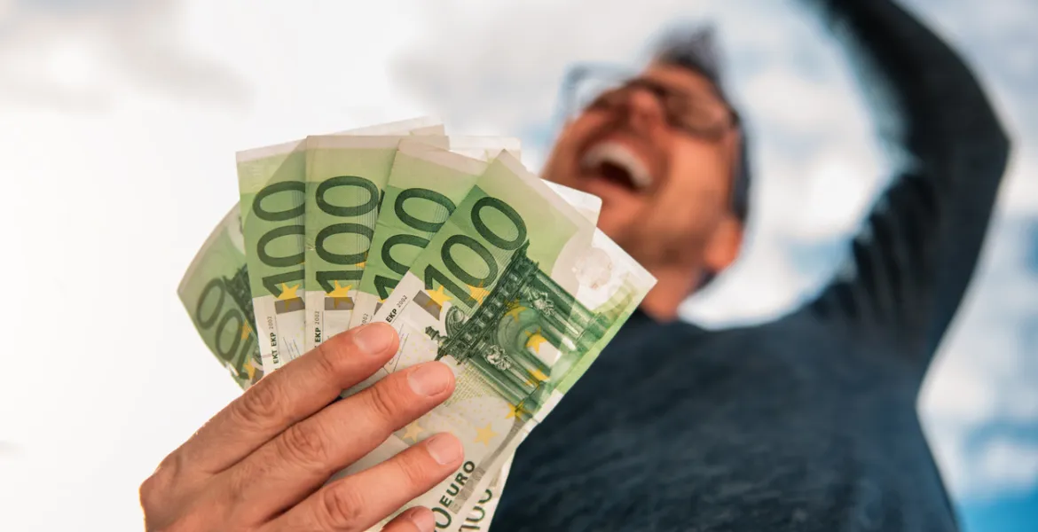 Rivoluzione digitale: Addio contanti, soglia di pagamento sfida i 'Boomer'