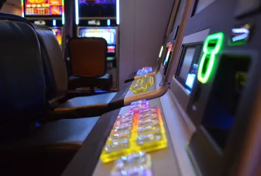 Slot non collegate alla rete in un circolo privato, maxi multa di 90mila euro