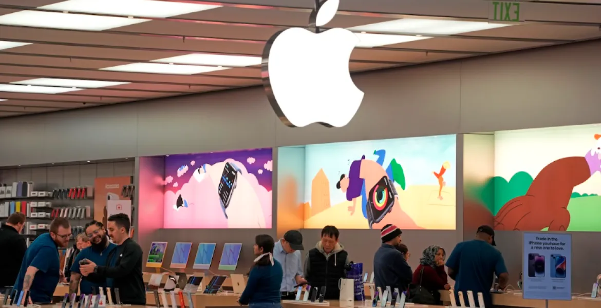 Apple spinge sull'India con un nuovo store mentre tensione cresce negli USA