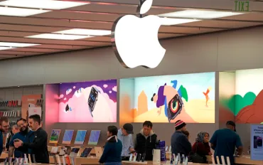 Apple spinge sull'India con un nuovo store mentre tensione cresce negli USA