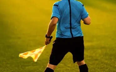 Violenza in Campo: Arbitro Agredito da Padre Furioso Ad Arezzo
