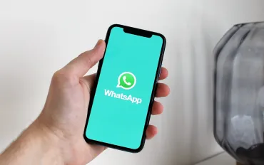 WhatsApp sperimenta il riepilogo dei messaggi con l'intelligenza artificiale