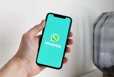 WhatsApp sperimenta il riepilogo dei messaggi con l'intelligenza artificiale