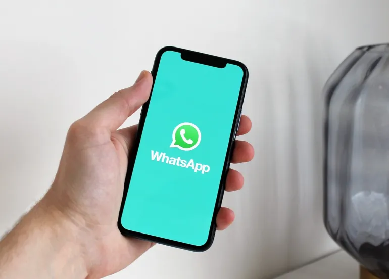 WhatsApp sperimenta il riepilogo dei messaggi con l'intelligenza artificiale