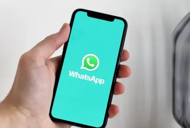 WhatsApp si reinventa: Arriva lo scanner di documenti