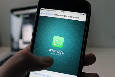WhatsApp si trasforma: Arriva la pubblicità e le sottoscrizioni a pagamento