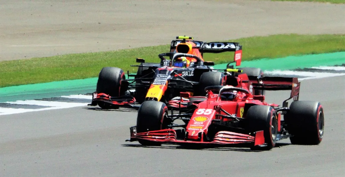 Lewis Hamilton e Ferrari: Un nuovo inizio tra sfide e speranze