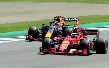 Lewis Hamilton e Ferrari: Un nuovo inizio tra sfide e speranze