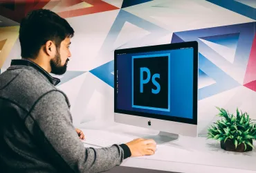 Adobe Firefly approda su iPhone: la creatività AI a portata di mano