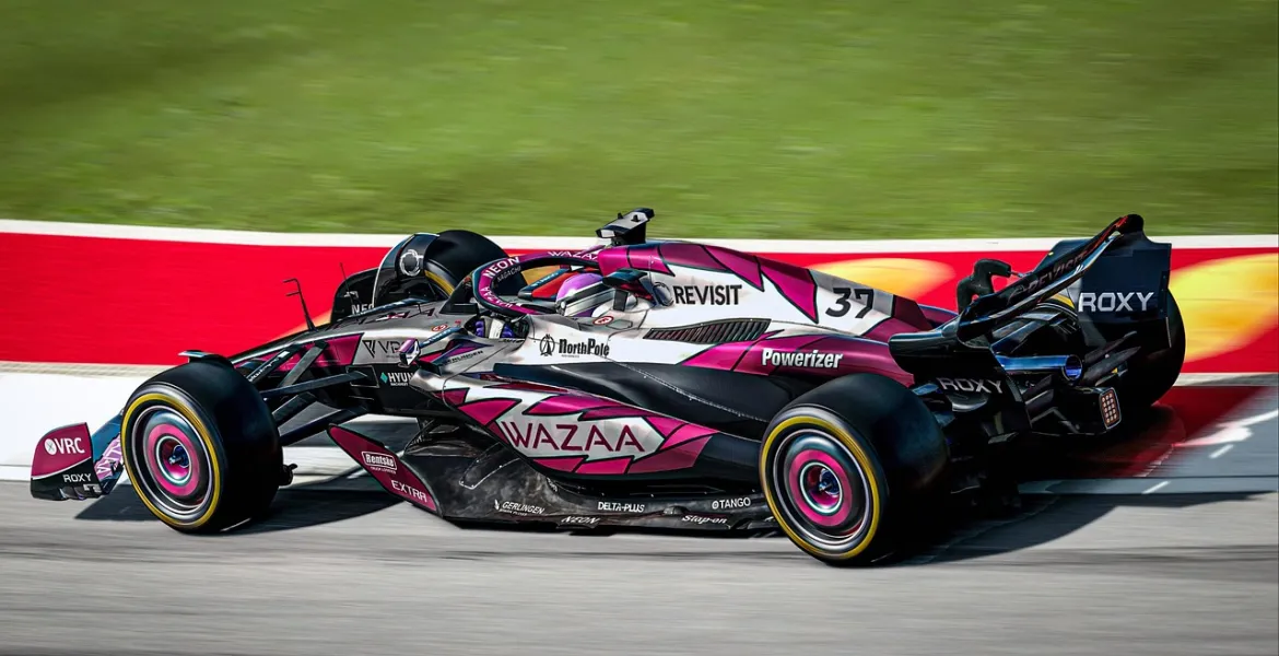Brad Pitt sfreccia in Formula 1 con la McLaren a Austin