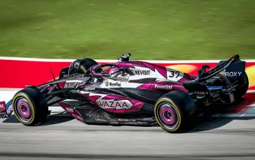 Brad Pitt sfreccia in Formula 1 con la McLaren a Austin
