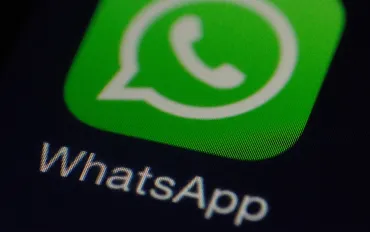 WhatsApp: Pubblicità nei messaggi, l'Europa attende