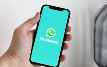 La Camera USA Banna WhatsApp: Polemica Inarrestabile