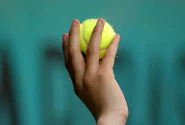 Jannik Sinner alla conquista di Wimbledon: ritmi elevati e sacro silenzio