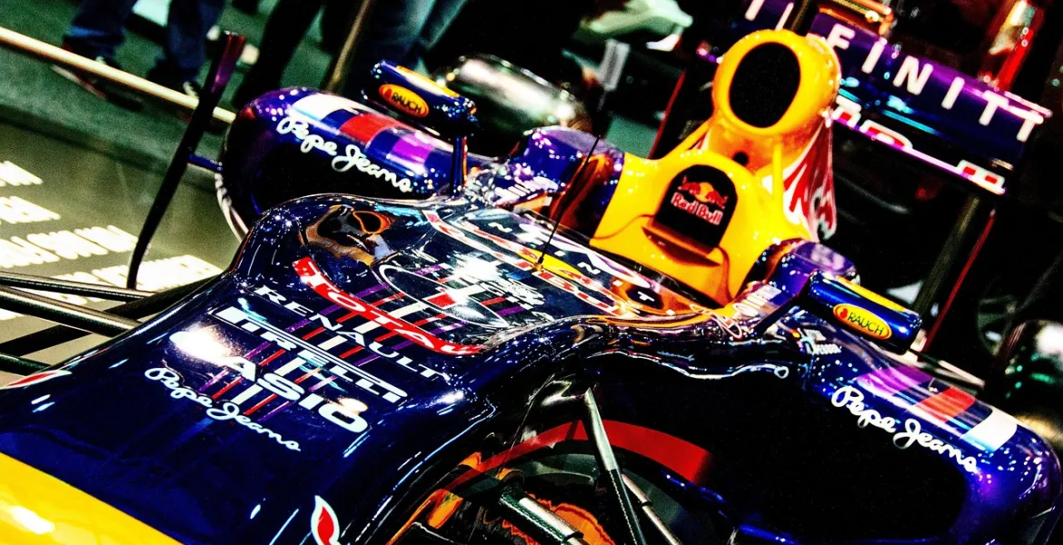 Mercedes intrattiene Colloqui con Verstappen: Red Bull Replica