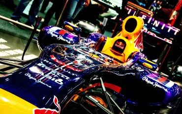 Mercedes intrattiene Colloqui con Verstappen: Red Bull Replica