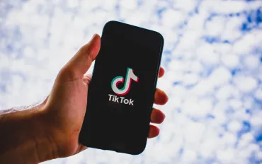 TikTok rafforza le regole sul gioco in Italia: nuovi limiti nel 2025