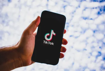 TikTok rafforza le regole sul gioco in Italia: nuovi limiti nel 2025
