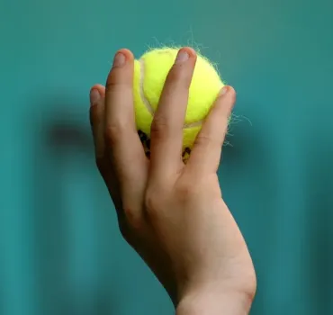 Jannik Sinner Incontenibile a Wimbledon: Sfida con l'Intrigante Martinez