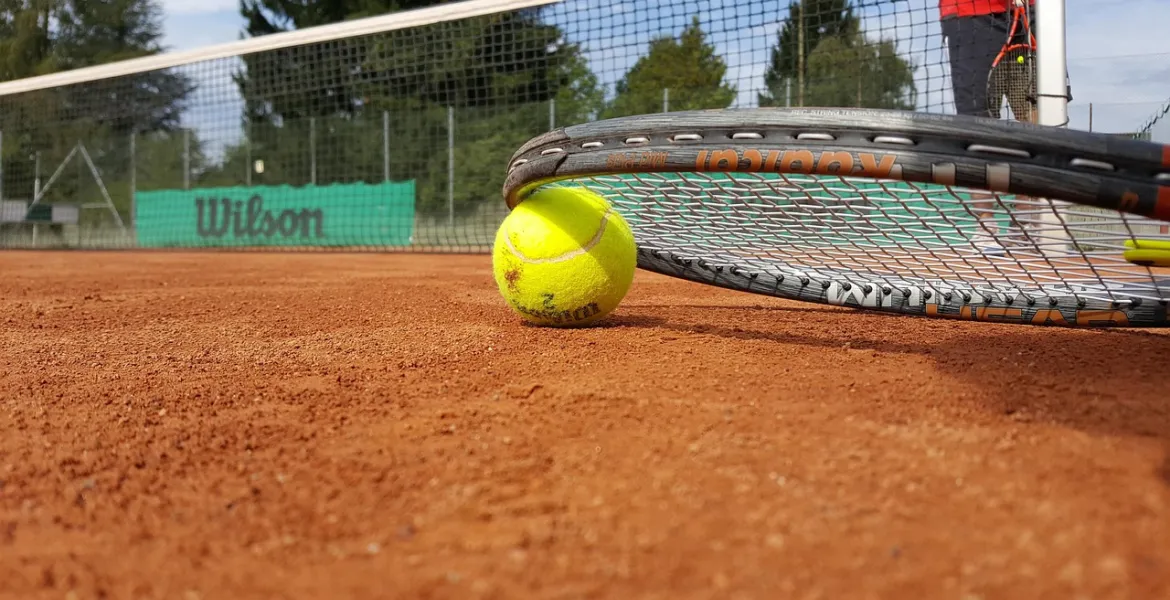 Interruzione notturna a Wimbledon: Ben Shelton fermato dal giudice