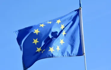 UE conferma regolamento sull’intelligenza artificiale: Nessuna deroga per le big tech