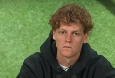 Allarme Wimbledon: L'infortunio al gomito di Sinner minaccia la sua corsa