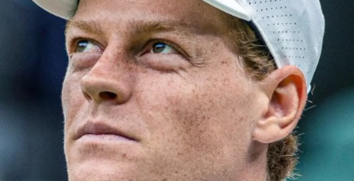 Janik Sinner rischia di ritirarsi da Wimbledon per infortunio