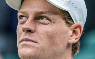 Janik Sinner rischia di ritirarsi da Wimbledon per infortunio