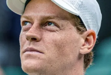 Janik Sinner rischia di ritirarsi da Wimbledon per infortunio