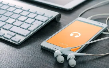 Intelligenza Artificiale Inganna gli Ascoltatori di Spotify: Svelato l'Inganno