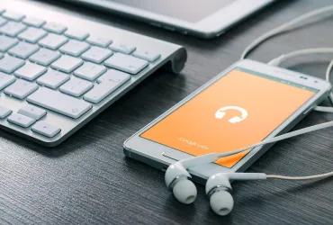 Intelligenza Artificiale Inganna gli Ascoltatori di Spotify: Svelato l'Inganno