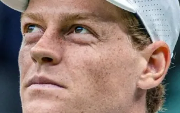 Jannik Sinner trionfa su Carlos Alcaraz: primo successo a Wimbledon