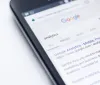 Rivoluzione in Google discover: Sintesi AI al posto dei titoli
