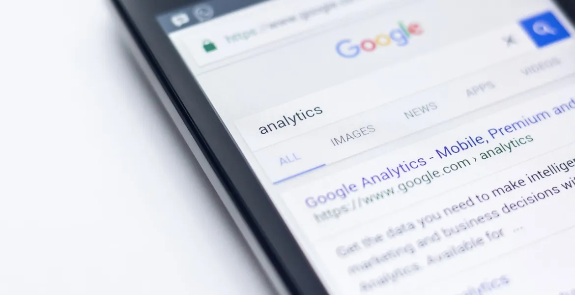 Rivoluzione in Google discover: Sintesi AI al posto dei titoli