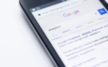 Rivoluzione in Google discover: Sintesi AI al posto dei titoli