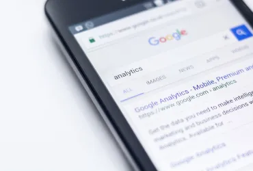 Rivoluzione in Google discover: Sintesi AI al posto dei titoli