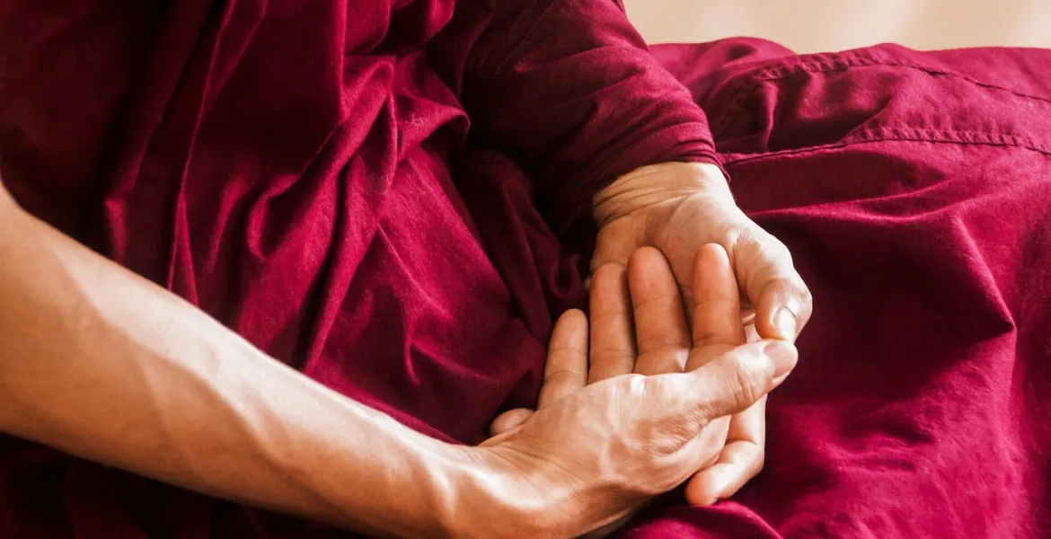 Scandalo in Thailandia: Monaci vittime di estorsione da parte di una donna
