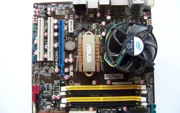 Asus Lancia la GeForce RTX 5080 edizione anime di Hatsune Miku per i superfan