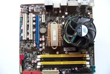 Asus Lancia la GeForce RTX 5080 edizione anime di Hatsune Miku per i superfan