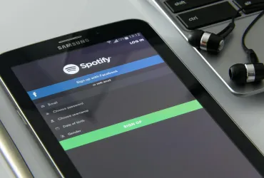 Spotify reagisce al boom di canzoni create dall'IA su profili di musicisti defunti