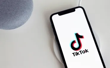 TikTok rivoluziona la sicurezza con controlli parentali e verifica dei fatti