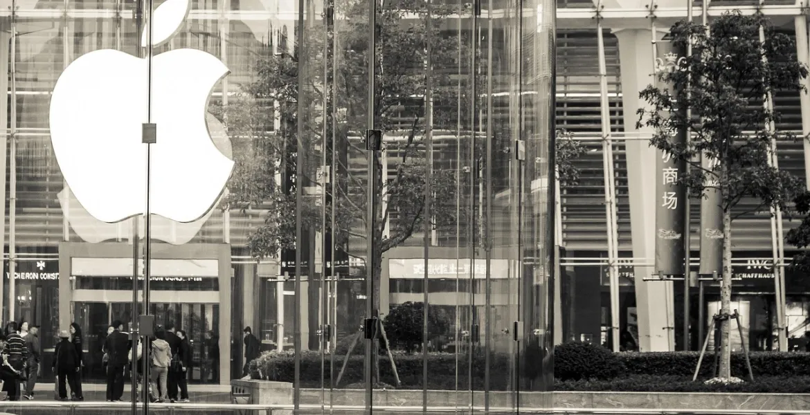 Apple sotto pressione: un miliardo di dollari di dazi voluti da Trump