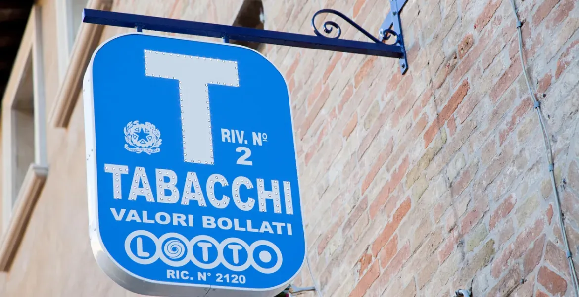 Clamoroso furto a Cadeo: tabaccheria depredata da ladri professionisti