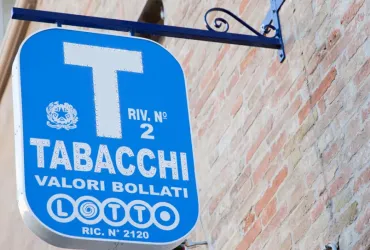 Clamoroso furto a Cadeo: tabaccheria depredata da ladri professionisti